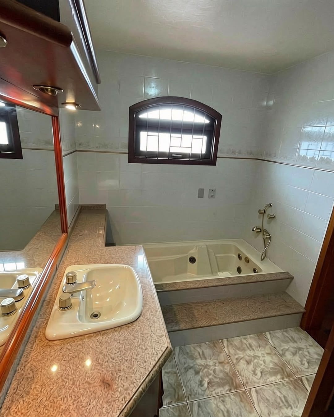 CASA ALTO PADRÃO BEM LOCALIZADA — ambiente 2